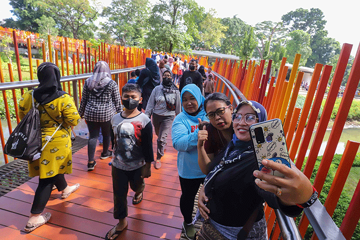 Wisatawan saat berkunjung ke Tebet Eco Park, Jakarta Selatan, Rabu (1/6/2022).