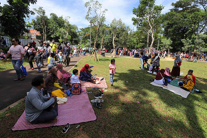 Wisatawan saat berkunjung ke Tebet Eco Park, Jakarta Selatan, Rabu (1/6/2022).