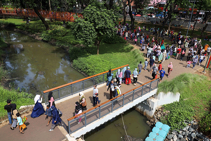 Wisatawan saat berkunjung ke Tebet Eco Park, Jakarta Selatan, Rabu (1/6/2022).