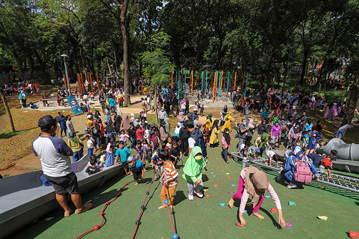 Wisatawan saat berkunjung ke Tebet Eco Park, Jakarta Selatan, Rabu (1/6/2022).