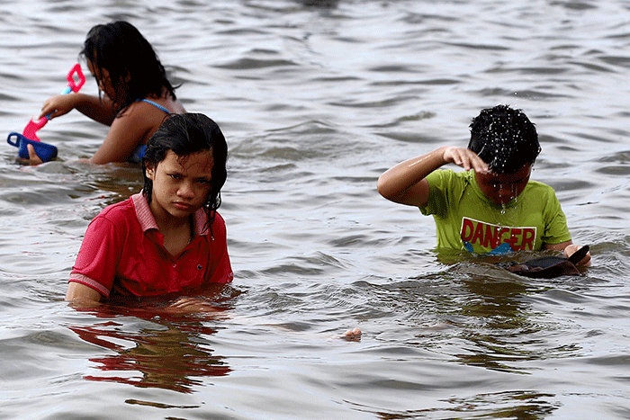 Warga berlibur di Pantai Ancol, Jakarta Utara, Rabu (1/6/2022).