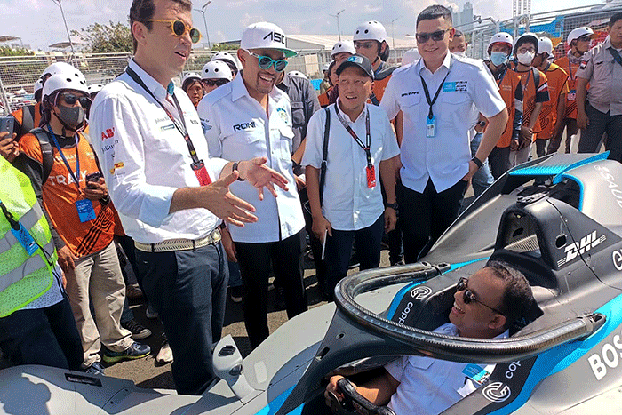 Gubernur DKI Jakarta, Anies Rasyid Baswedan (tengah) meninjau lokasi sirkuit Formula E di Jakarta, Rabu (1/6/2022).