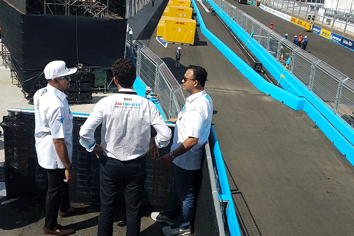 Gubernur DKI Jakarta, Anies Rasyid Baswedan (tengah) meninjau lokasi sirkuit Formula E di Jakarta, Rabu (1/6/2022).