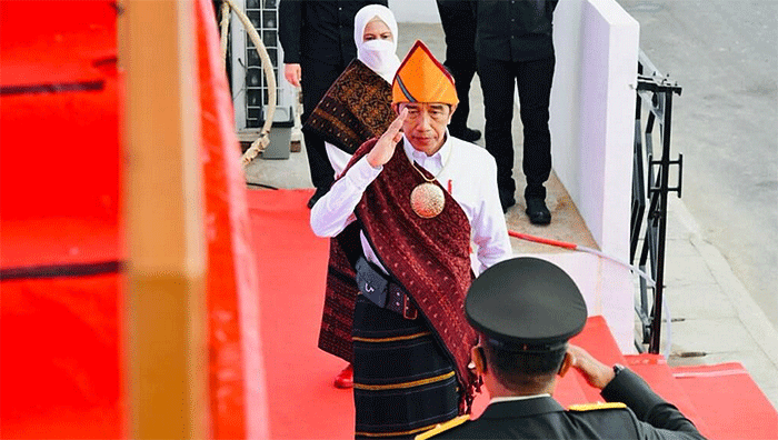 Presiden Joko Widodo menjadi inspektur upacara Peringatan Hari Lahir Pancasila Tahun 2022 yang digelar di Lapangan Pancasila, Kabupaten Ende, Rabu (1/6/2022).