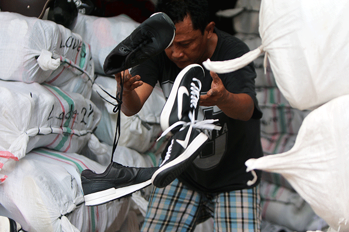 Suasana bongkar muat sepatu thrifting (seken) di Pulo Gebang, Cakung, Jakarta Timur, Rabu (1/6/2022).