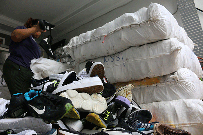 Suasana bongkar muat sepatu thrifting (seken) di Pulo Gebang, Cakung, Jakarta Timur, Rabu (1/6/2022).