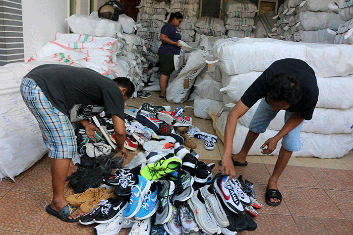 Suasana bongkar muat sepatu thrifting (seken) di Pulo Gebang, Cakung, Jakarta Timur, Rabu (1/6/2022).