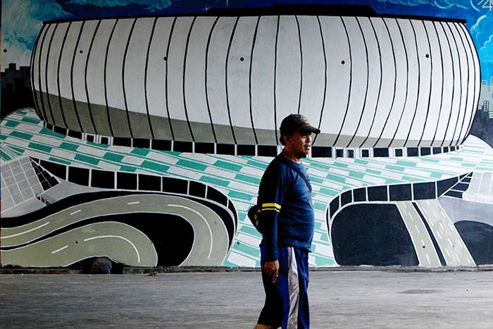 Warga menyelesaikan mural di salah satu dinding jalan yang berada di kawasan Jalan RE Martadinata, Jakarta Utara, Rabu, (1/6/2022).