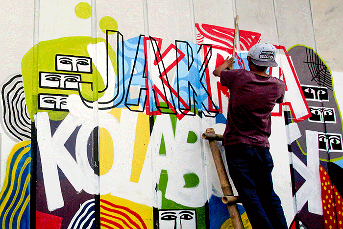 Warga menyelesaikan mural di salah satu dinding jalan yang berada di kawasan Jalan RE Martadinata, Jakarta Utara, Rabu, (1/6/2022).