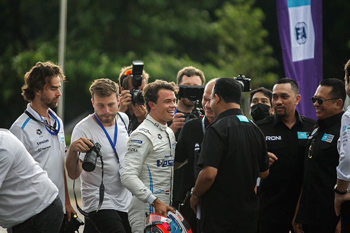 Meet and Greet dengan Pembalap Formula E di Monumen Nasional (Monas), Jakarta, Kamis (2/6/2022).