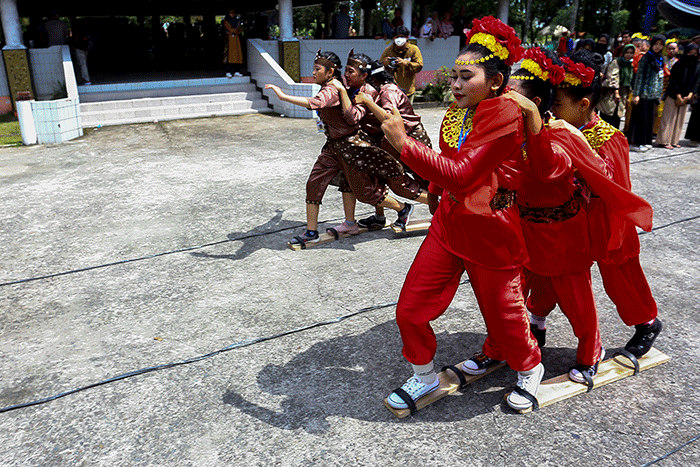Utusan 15 kabupaten/kota di Sumsel mengikuti berbagai lomba permainan rakyat olahraga tradisional pada Pekan Kebudayaan Daerah Sumatera Selatan 2022.