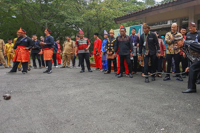 Utusan 15 kabupaten/kota di Sumsel mengikuti berbagai lomba permainan rakyat olahraga tradisional pada Pekan Kebudayaan Daerah Sumatera Selatan 2022.