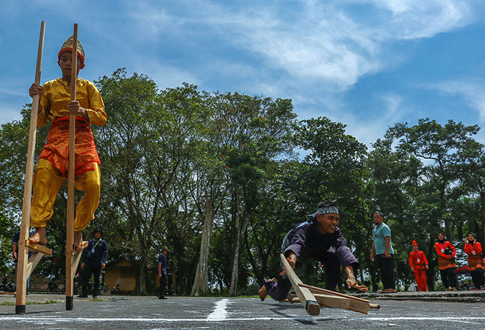 Utusan 15 kabupaten/kota di Sumsel mengikuti berbagai lomba permainan rakyat olahraga tradisional pada Pekan Kebudayaan Daerah Sumatera Selatan 2022.