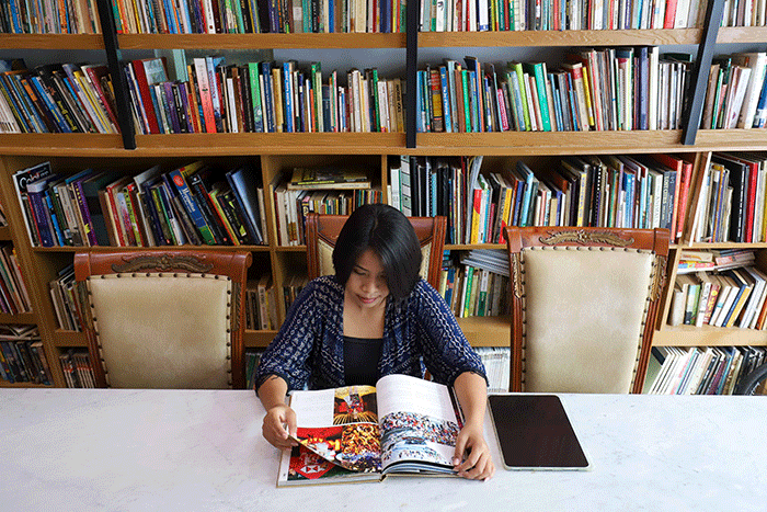 Pengunjung membaca buku di perpustakaan 