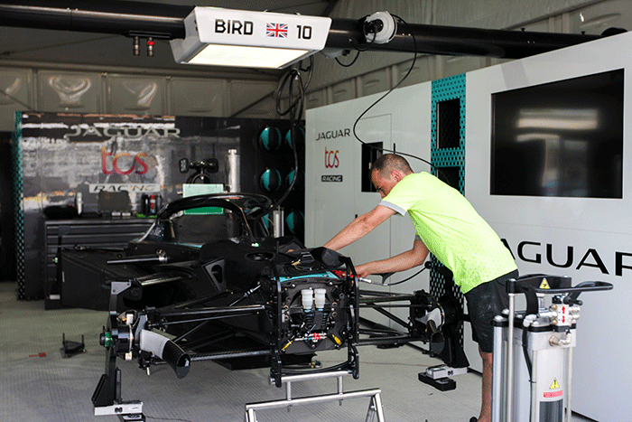 Kru pembalap tim Jaguar TCS Formula E saat melakukan persiapan mobil jelang balapan Formula E di Jakarta International E-Prix (JIEC), Ancol.