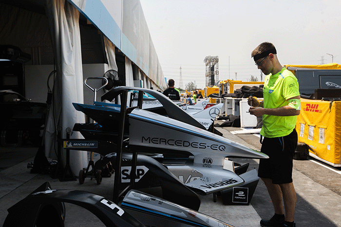 Kru pembalap tim Mercedez-EQ Formula E saat melakukan persiapan mobil jelang balapan Formula E di Jakarta International E-Prix (JIEC).