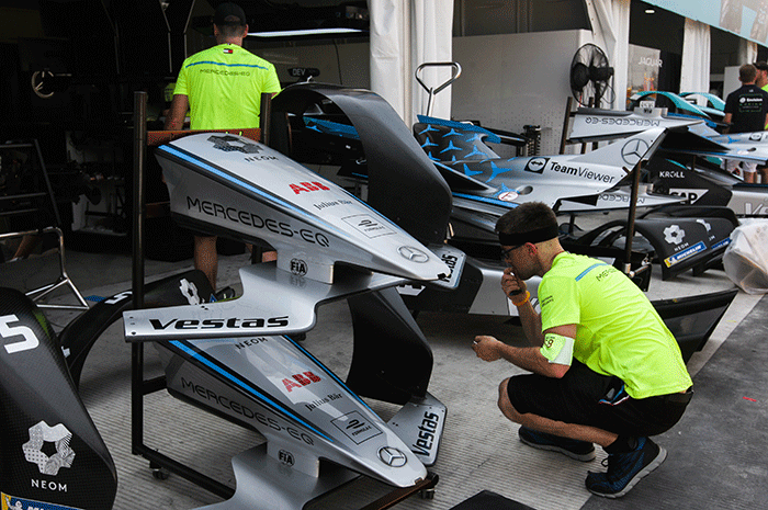 Kru pembalap tim Mercedez-EQ Formula E saat melakukan persiapan mobil jelang balapan Formula E di Jakarta International E-Prix (JIEC).