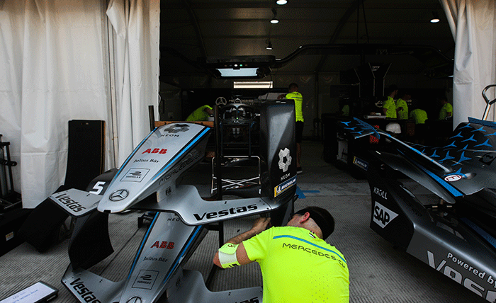Kru pembalap tim Mercedez-EQ Formula E saat melakukan persiapan mobil jelang balapan Formula E di Jakarta International E-Prix (JIEC).