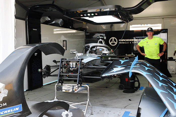 Kru pembalap tim Mercedez-EQ Formula E saat melakukan persiapan mobil jelang balapan Formula E di Jakarta International E-Prix (JIEC).