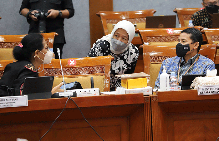 Menparekraf Sandiaga Uno (kiri) bersama Wamenparekraf Angela Tanoesoedibjo (kanan) mengikuti rapat kerja dengan Komisi X DPR di Kompleks Parlemen.