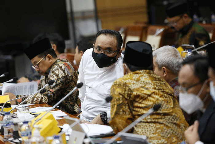 Menteri Agama Yaqut Cholil Qoumas mengikuti rapat kerja dengan Komisi VIII DPR di Kompleks Parlemen, Senayan, Jakarta, Kamis (2/6/2022).