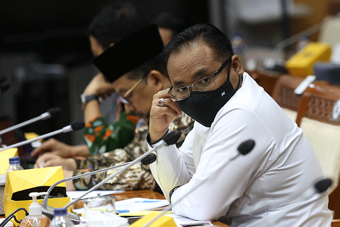 Menteri Agama Yaqut Cholil Qoumas mengikuti rapat kerja dengan Komisi VIII DPR di Kompleks Parlemen, Senayan, Jakarta, Kamis (2/6/2022).