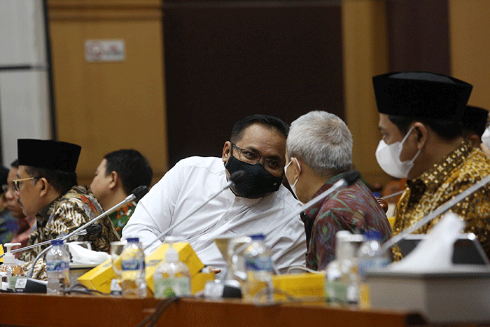 Menteri Agama Yaqut Cholil Qoumas mengikuti rapat kerja dengan Komisi VIII DPR di Kompleks Parlemen, Senayan, Jakarta, Kamis (2/6/2022).