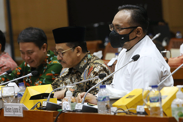 Menteri Agama Yaqut Cholil Qoumas mengikuti rapat kerja dengan Komisi VIII DPR di Kompleks Parlemen, Senayan, Jakarta, Kamis (2/6/2022).