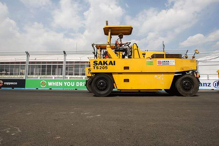Pekerja menyelesaikan tahap akhir persiapan Jakarta International E-Prix Circuit (JIEC) di Ancol, Jakarta Utara, Kamis (2/6/2022).