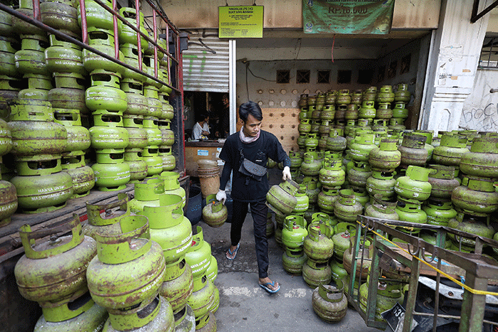 Pekerja menata tabung gas LPG 3 kilogram di Jakarta, Jumat (3/6/2022).