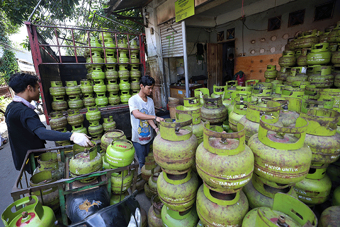Pekerja menata tabung gas LPG 3 kilogram di Jakarta, Jumat (3/6/2022).