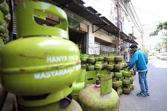 Pekerja menata tabung gas LPG 3 kilogram di Jakarta, Jumat (3/6/2022).