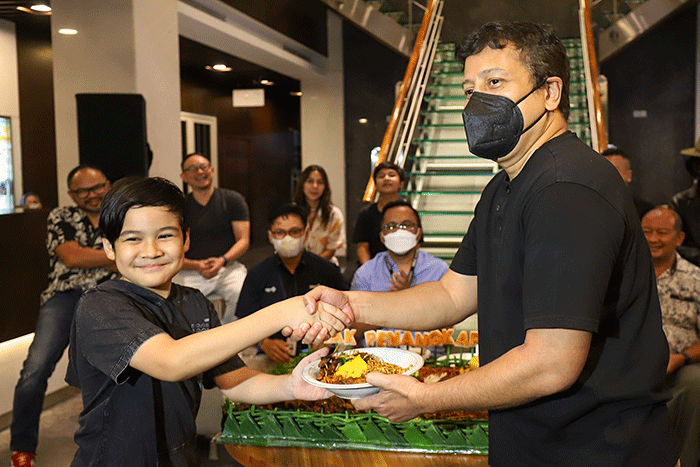 Potong tumpeng syukuran film Anak Penangkap Hantu di Lobby MNC Pictures, Kebon Jeruk, Jakarta Barat, Kamis (2/6/2022).