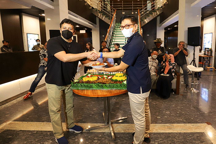 Potong tumpeng syukuran film Anak Penangkap Hantu di Lobby MNC Pictures, Kebon Jeruk, Jakarta Barat, Kamis (2/6/2022).