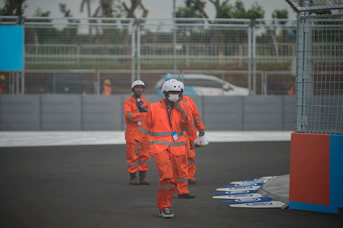 Sejumlah marshal saat mengikuti sesi Shake Down Formula E di Jakarta International E-Prix Circuit (JIEC), Ancol, Jakarta Utara, Jumat (3/6/2022).