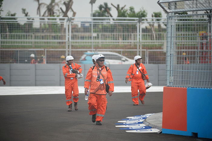 Sejumlah marshal saat mengikuti sesi Shake Down Formula E di Jakarta International E-Prix Circuit (JIEC), Ancol, Jakarta Utara, Jumat (3/6/2022).