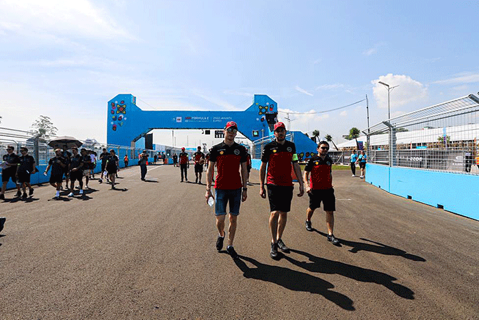 Sejumlah pembalap dan tim Formula E melakukan Track Walk H-1 jelang balapan di Jakarta International E-Prix Circuit (JIEC), Ancol, Jakarta Utara.