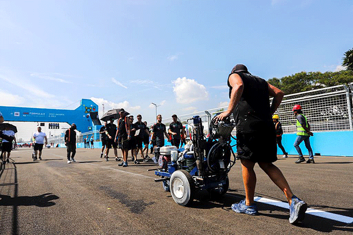Sejumlah pembalap dan tim Formula E melakukan Track Walk H-1 jelang balapan di Jakarta International E-Prix Circuit (JIEC), Ancol, Jakarta Utara.