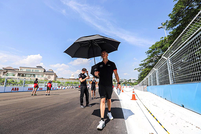 Sejumlah pembalap dan tim Formula E melakukan Track Walk H-1 jelang balapan di Jakarta International E-Prix Circuit (JIEC), Ancol, Jakarta Utara.