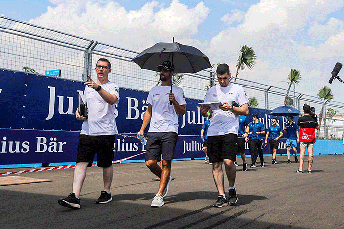 Sejumlah pembalap dan tim Formula E melakukan Track Walk H-1 jelang balapan di Jakarta International E-Prix Circuit (JIEC), Ancol, Jakarta Utara.