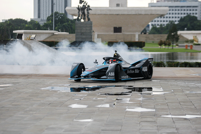 Pembalap Mercedes Formula E, Nyck De Vries saat menjajal mobil balapnya di kawasan Monumen Nasional (Monas) Jakarta, Kamis (2/6/2022).