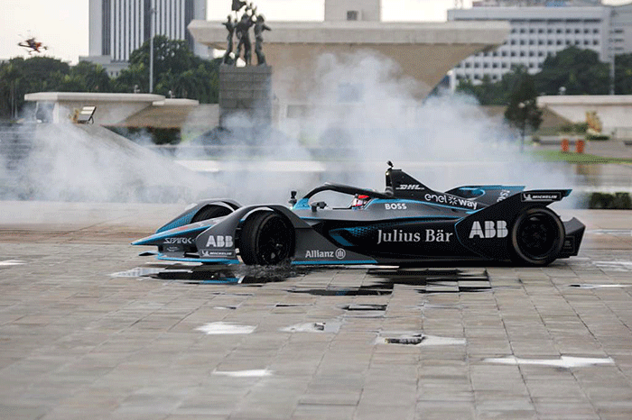 Pembalap Mercedes Formula E, Nyck De Vries saat menjajal mobil balapnya di kawasan Monumen Nasional (Monas) Jakarta, Kamis (2/6/2022).