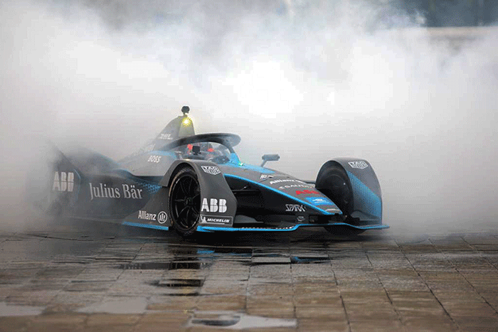 Pembalap Mercedes Formula E, Nyck De Vries saat menjajal mobil balapnya di kawasan Monumen Nasional (Monas) Jakarta, Kamis (2/6/2022).