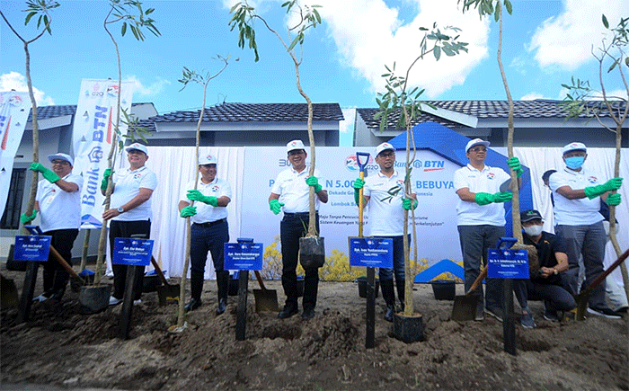 Direktur Utama BTN Haru Koesmahargyo, Ketua PPATK Ivan Yustiavandana dan Gubernur NTB Zulkieflimansyah menanam pohon di perumahan Bellpark II, Mataram.