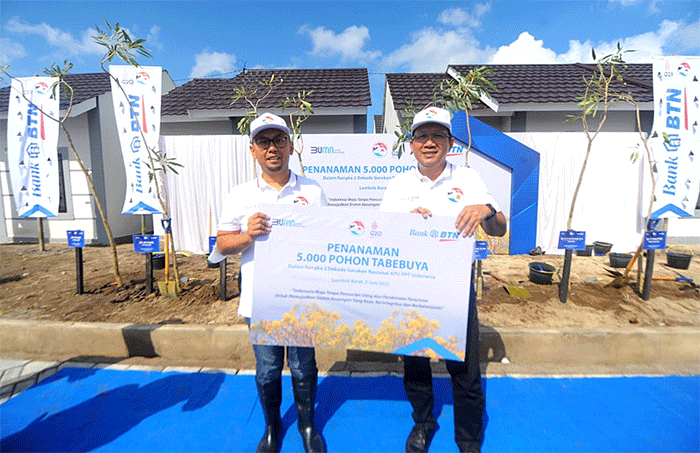 Direktur Utama BTN Haru Koesmahargyo, Ketua PPATK Ivan Yustiavandana dan Gubernur NTB Zulkieflimansyah menanam pohon di perumahan Bellpark II, Mataram.