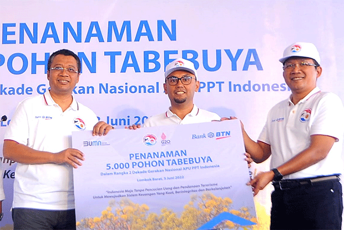 Direktur Utama BTN Haru Koesmahargyo, Ketua PPATK Ivan Yustiavandana dan Gubernur NTB Zulkieflimansyah menanam pohon di perumahan Bellpark II, Mataram.