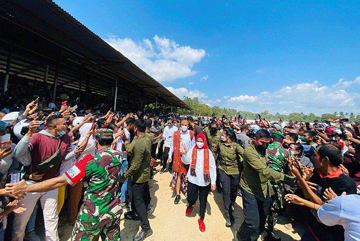 Presiden Joko Widodo dan Ibu Iriana Joko Widodo menyaksikan ekshibisi balap pacuan kuda.