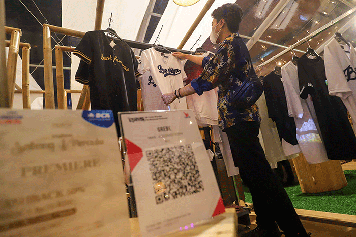 Pengunjung melihat salah satu produk dalam Festival UKM saat berlangsungnya acara 