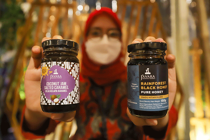 Pengunjung melihat salah satu produk dalam Festival UKM saat berlangsungnya acara 
