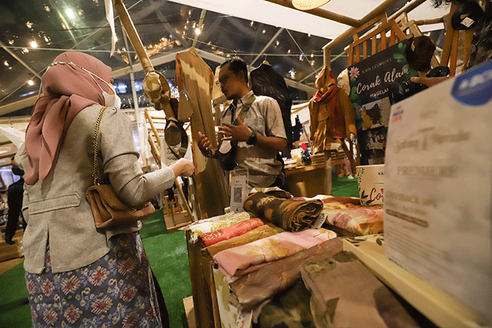 Pengunjung melihat salah satu produk dalam Festival UKM saat berlangsungnya acara 